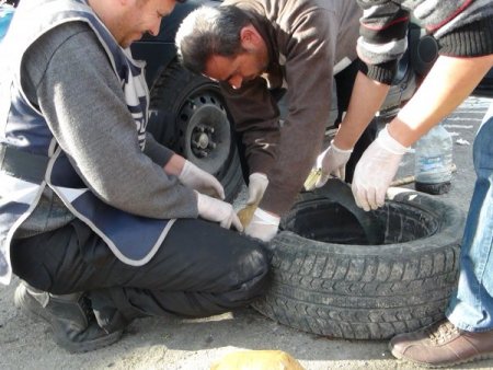 Minibüsün yedek lastiğinden esrar çıktı