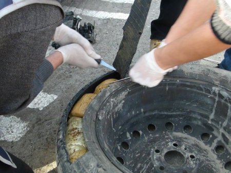 Minibüsün yedek lastiğinden esrar çıktı