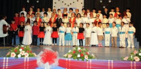 Minik Aziziyeliler 'anneleri' İçin Gösteri Sergiledi