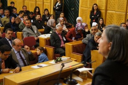 Minik Berfin, BDP Meclis Grubu'nda uyudu