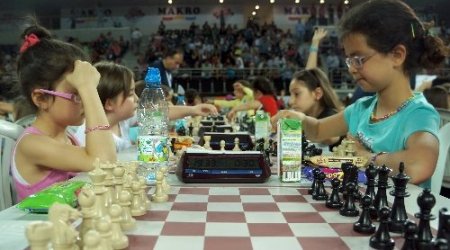 Minik beyinler satranç turnuvasında mücadele etti