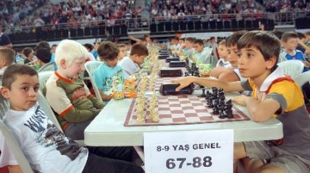 Minik beyinler satranç turnuvasında mücadele etti