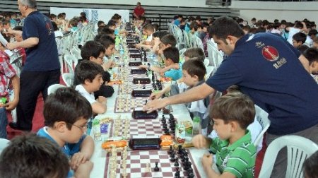 Minik beyinler satranç turnuvasında mücadele etti