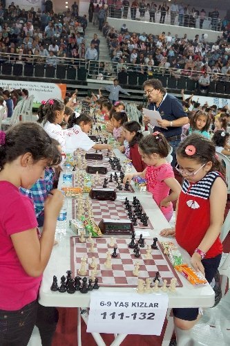 Minik beyinler satranç turnuvasında mücadele etti
