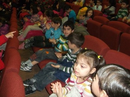Minik çocuklar tiyatro izledi