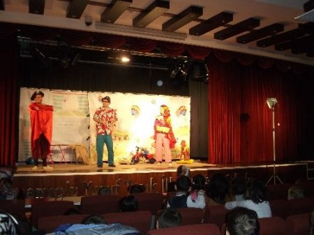 Minik çocuklar tiyatro izledi