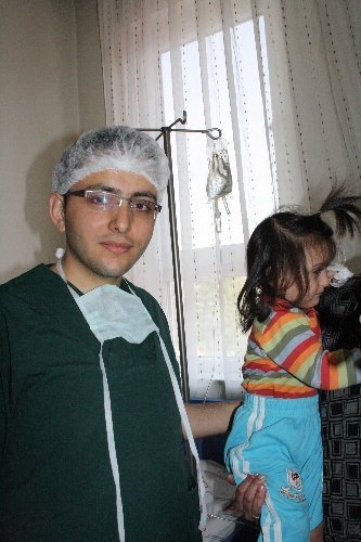 Minik Elif yutulabilecek en tehlikeli şeyi yuttu