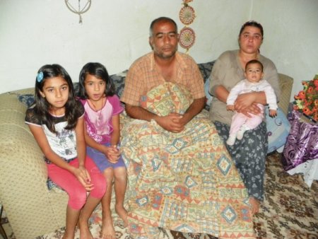 Minik Eller, Annelerine Yardım İçin Leğende Çamaşır Yıkıyor