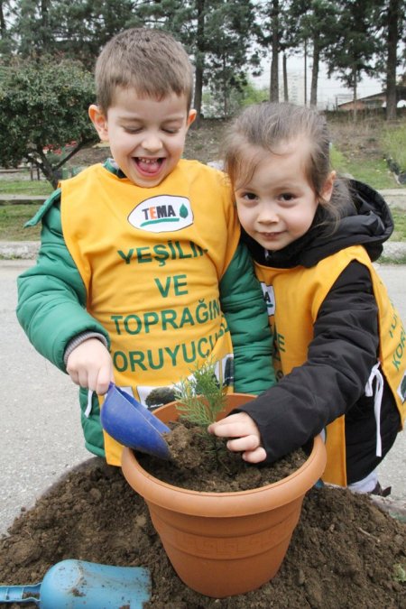 Minik eller, Doğa Eğitim Parkı'nda fidan dikti