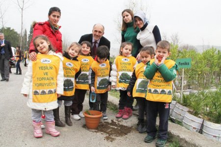 Minik eller, Doğa Eğitim Parkı'nda fidan dikti