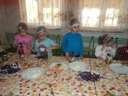 Minik eller turşu yapmayı öğrendi