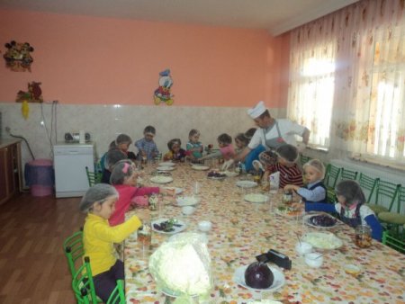 Minik eller turşu yapmayı öğrendi