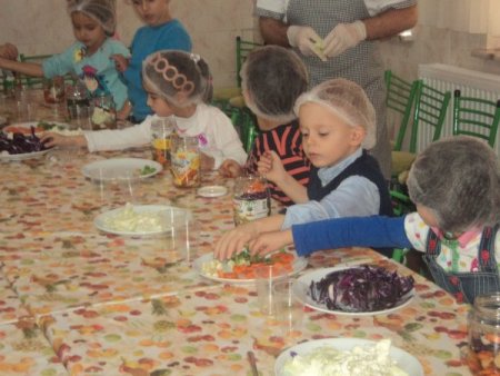 Minik eller turşu yapmayı öğrendi