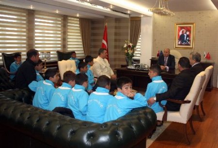 Minik Futbolcular Vali Çetin'i Ziyaret Etti
