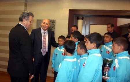 Minik Futbolcular Vali Çetin'i Ziyaret Etti