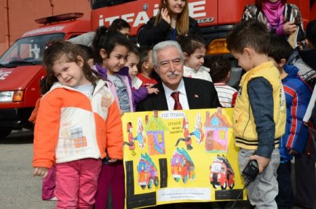 Minik gönüllü itfaiyeciler iş başında