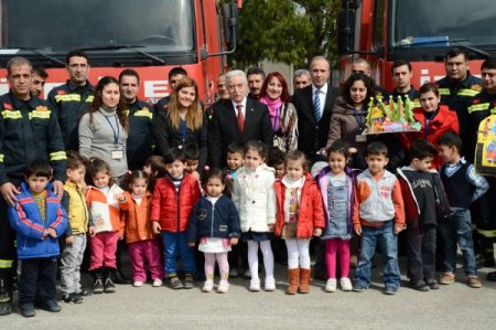 Minik gönüllü itfaiyeciler iş başında