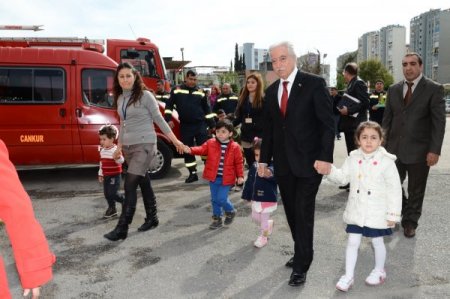 Minik gönüllü itfaiyeciler iş başında