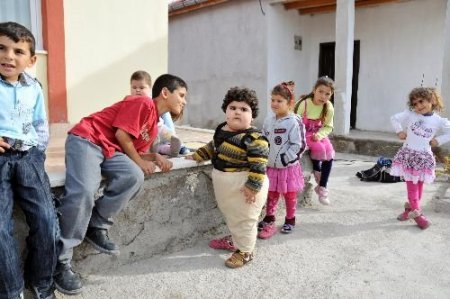 Minik Kardeşlerin Aşırı Kilosu Görenleri Şaşırtıyor