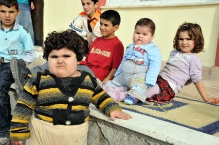 Minik Kardeşlerin Aşırı Kilosu Görenleri Şaşırtıyor