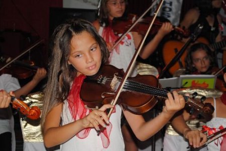 Minik Kemanistler, Dokuzuncu Senfoni'yi Arkadaşları İçin Seslendirdi