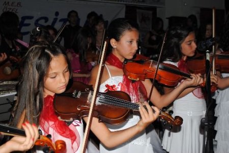 Minik Kemanistler, Dokuzuncu Senfoni'yi Arkadaşları İçin Seslendirdi