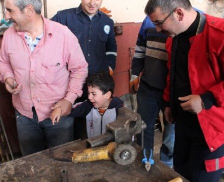 Minik Mustafa’nın parmağı 20 dakikada kurtarıldı