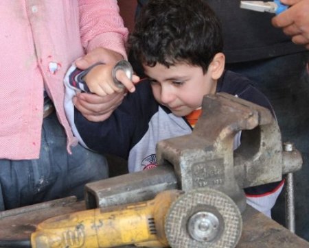 Minik Mustafa’nın parmağı 20 dakikada kurtarıldı