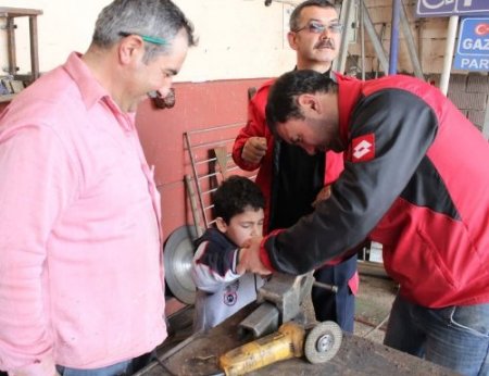 Minik Mustafa’nın parmağı 20 dakikada kurtarıldı