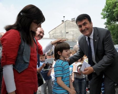 Minik öğrenci Başkan Dündar’dan park sözünü kopardı