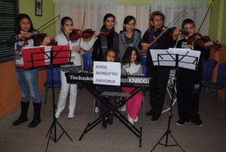 Minik öğrenciler, Barış Manço'yu şarkılarını seslendirerek andı