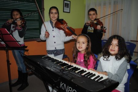 Minik öğrenciler, Barış Manço'yu şarkılarını seslendirerek andı