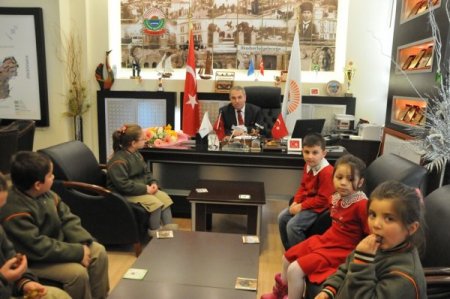 Minik öğrenciler, Başkan Demirtaş’ı sorularıyla terletti