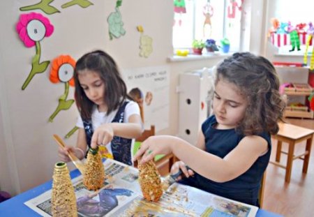 Minik öğrenciler cam süsleme hünerlerini gösterdi