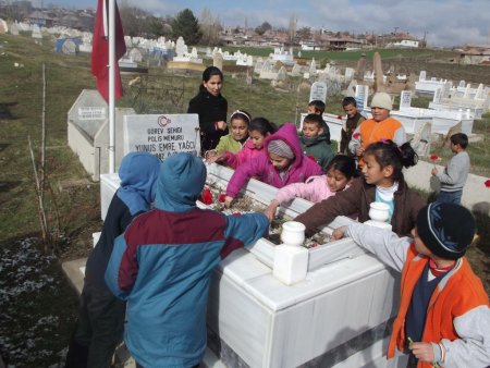 Minik öğrenciler Çanakkale şehitlerini dualarla andı