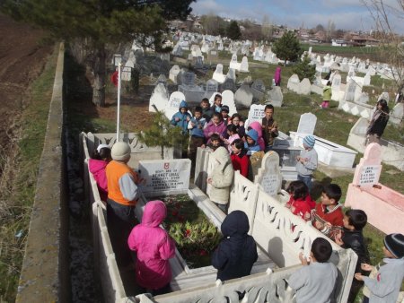 Minik öğrenciler Çanakkale şehitlerini dualarla andı