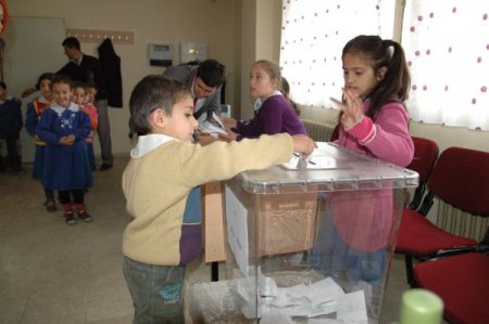 Minik öğrenciler demokrasi için yarıştı