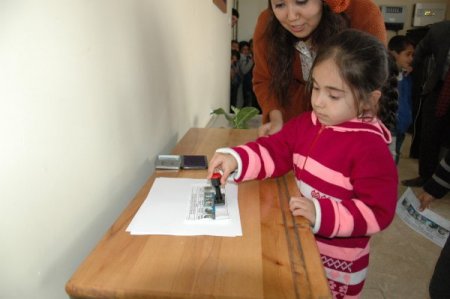 Minik öğrenciler demokrasi için yarıştı