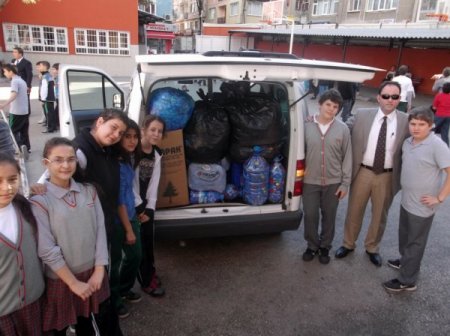 Minik öğrenciler engelliler için kapak topladı