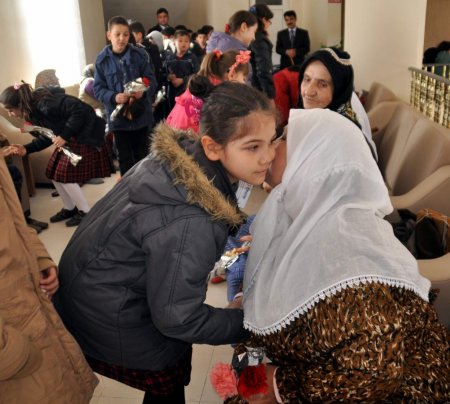 Minik öğrenciler huzurevi sakinlerini unutmadı