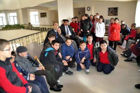 Minik öğrenciler huzurevi sakinlerini unutmadı