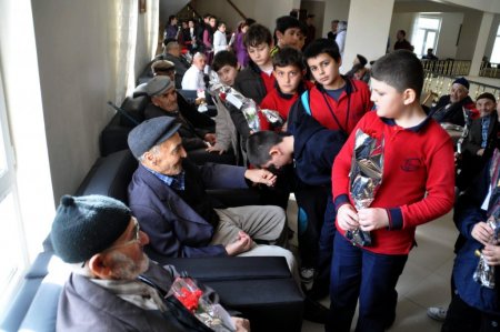 Minik öğrenciler huzurevi sakinlerini unutmadı