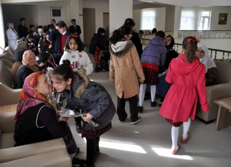 Minik öğrenciler huzurevi sakinlerini unutmadı