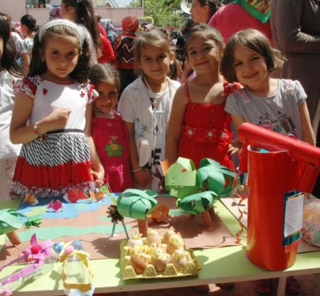Minik Öğrenciler İlk Eserlerini Sergiledi