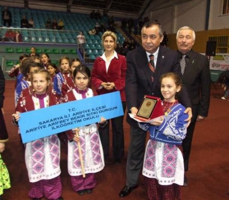 Minik Öğrenciler İlk Kez Katıldıkları Halk Oyunları Yarışmasında Birinci Oldu
