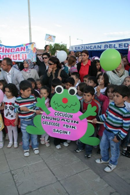 Minik Öğrenciler Korteje Renk Kattı