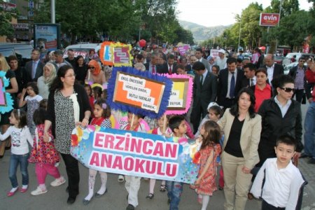 Minik Öğrenciler Korteje Renk Kattı