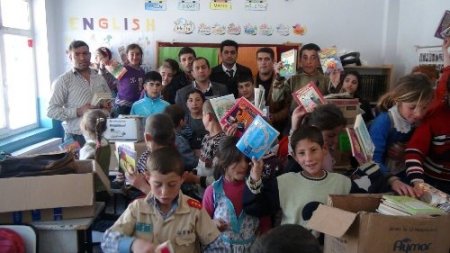 Minik öğrenciler köy okullarına kütüphane kuruyor