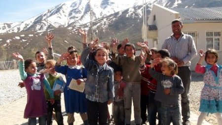 Minik öğrenciler köy okullarına kütüphane kuruyor