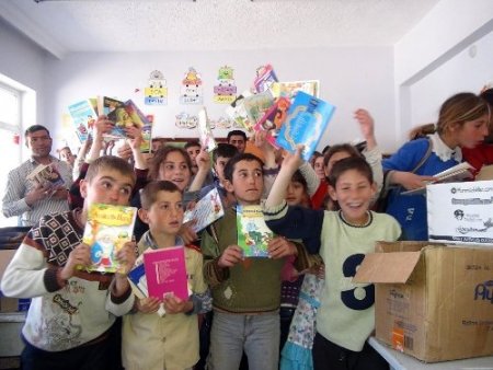 Minik öğrenciler köy okullarına kütüphane kuruyor